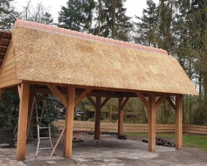 Rieten dak op overkapping