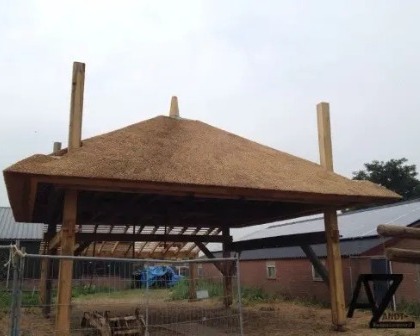 Hooiberg met rieten dak