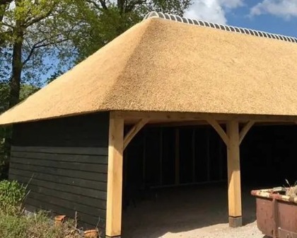 Nieuw rieten dak op schuur